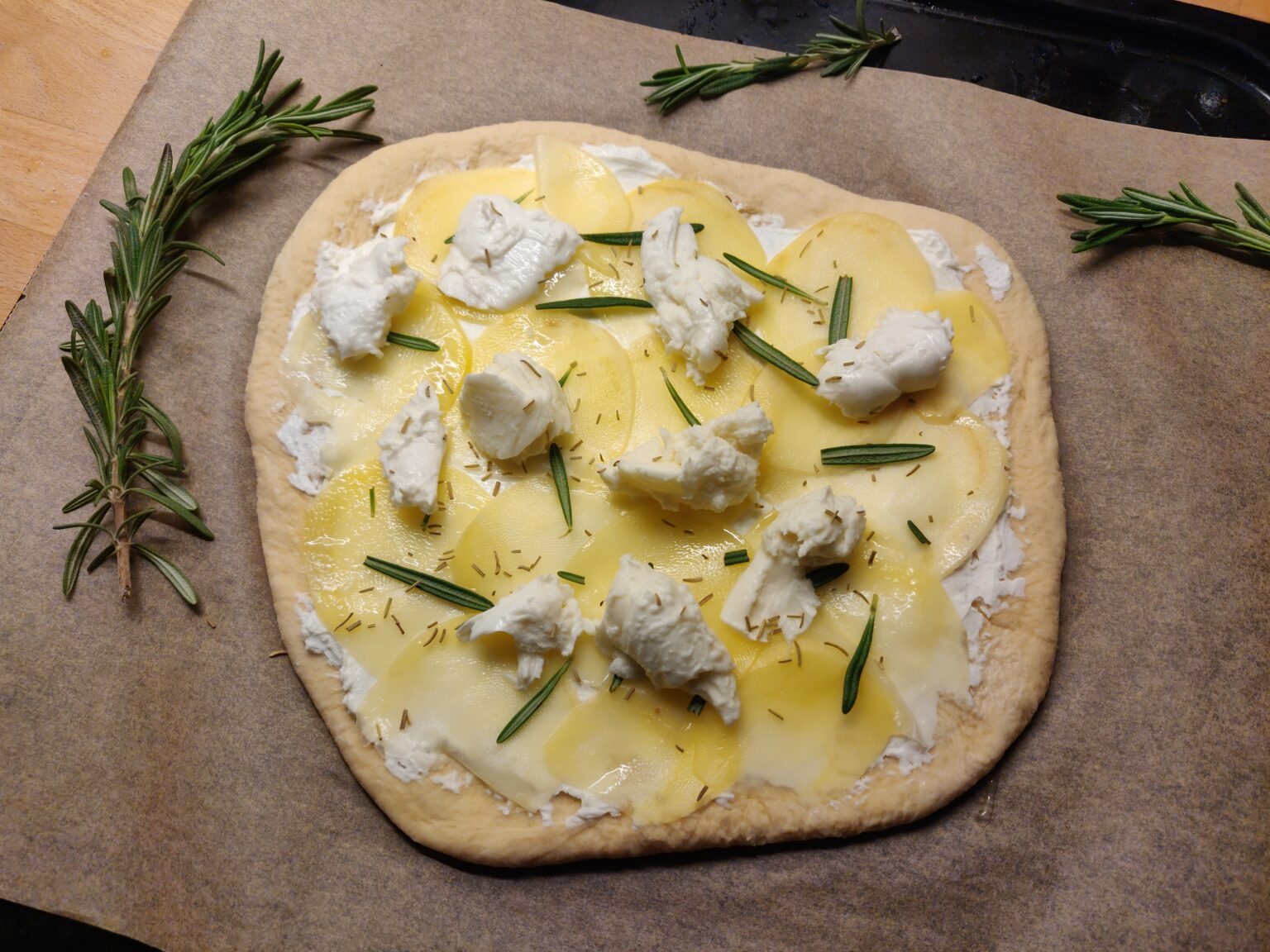 Pizza Bianco med kartoffel, rosmarin og trøffelolie Nørvigs Køkken