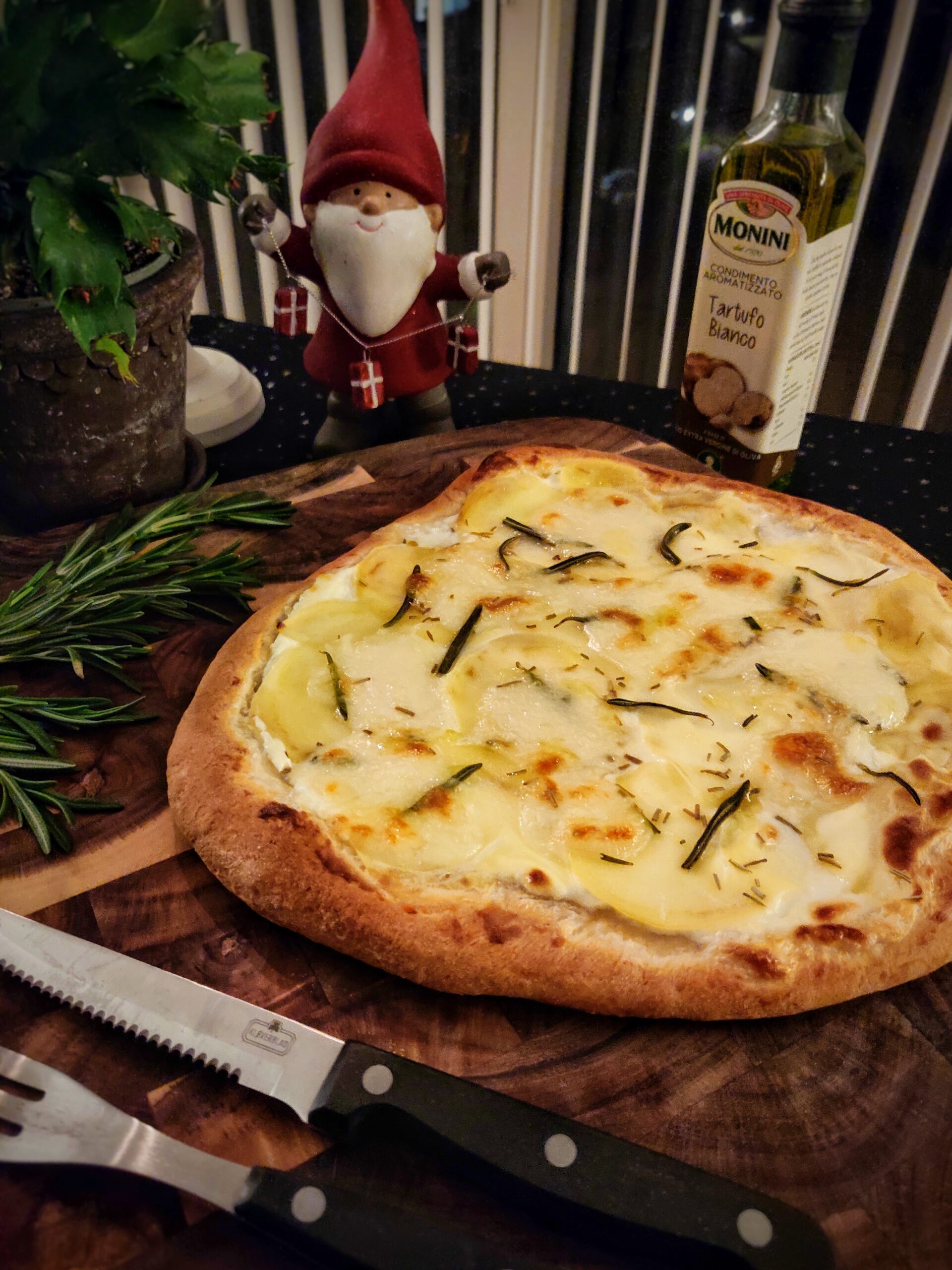 Pizza Bianco med kartoffel, rosmarin og trøffelolie